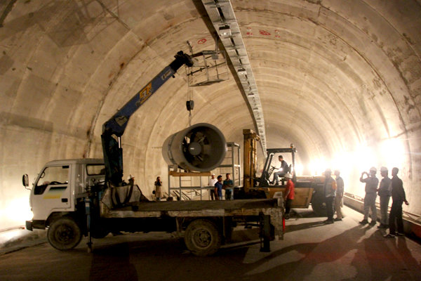 مسدود شدن تونل شیرین سو در محور قدیم قزوین-رشت