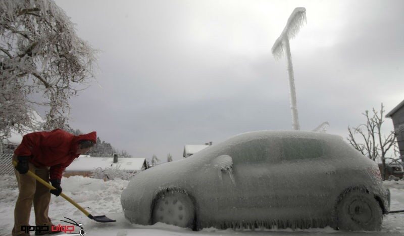 ماشین یخزده در زمستان