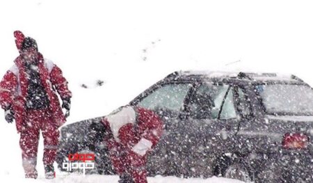 گرفتار شدن خودرو در برف و کولاک