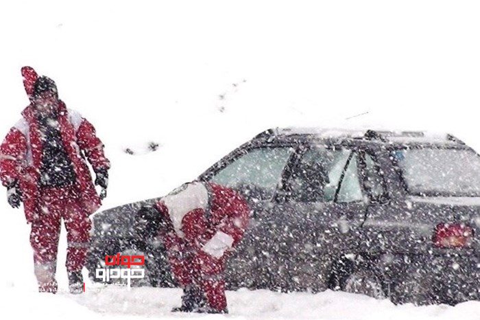 گرفتار شدن خودرو در برف و کولاک