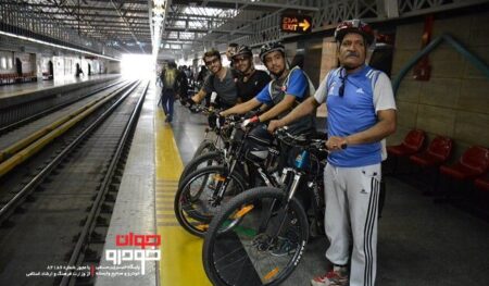دوچرخه سواران در مترو