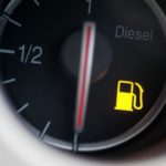 با چراغ بنزین روشن تا چند کیلومتر می توانیم رانندگی کنیم؟