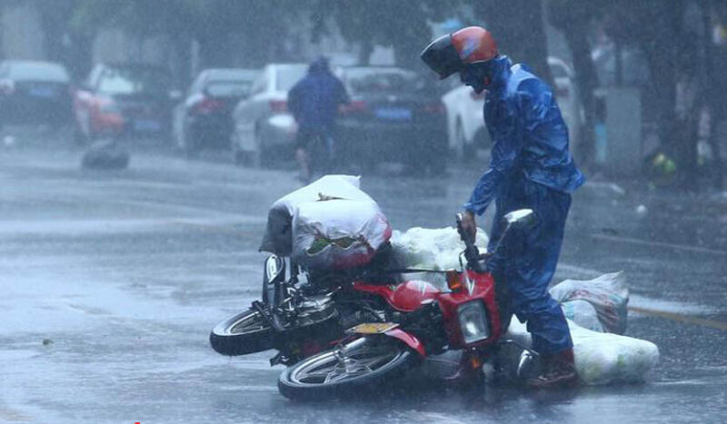 موتورسواری در باران
