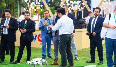 نمایش تکنولوژی پیشرفته رباتیک در حضور مشتریان فونیکس